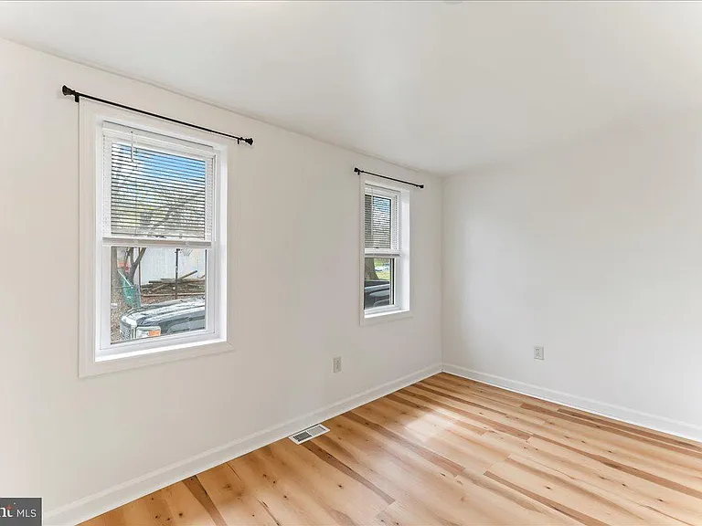 251 Hickory St — Photo 3