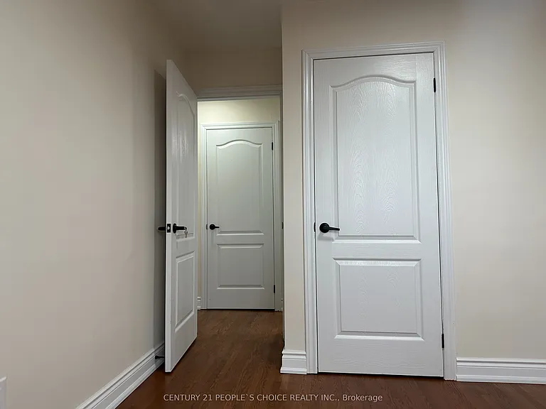 7490 Middleshire Dr — Photo 45
