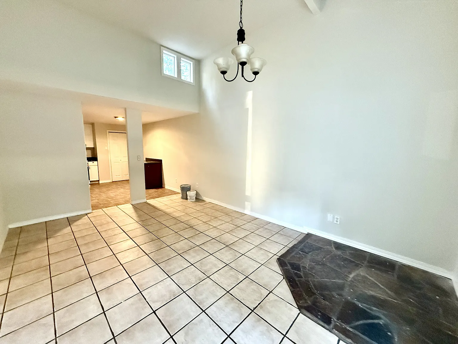 3 bed, 982 sqft, $2,100 — Photo 3