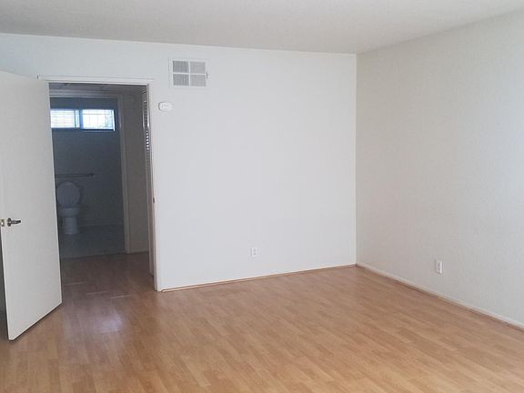 3rd image of 5048 Rosewood Ave APT 1