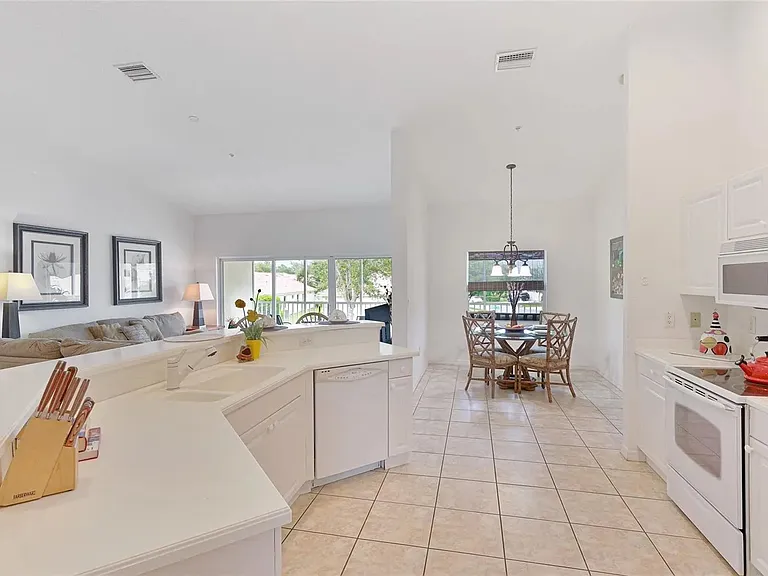 7333 Fountain Palm Cir #7333 — Photo 7
