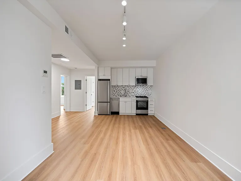 411 2nd St SE — Photo 5