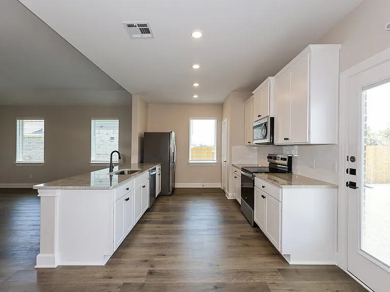 329 Magnolia Blvd — Photo 8