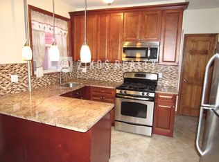 2529 34th St APT 1R, Astoria, NY 11103