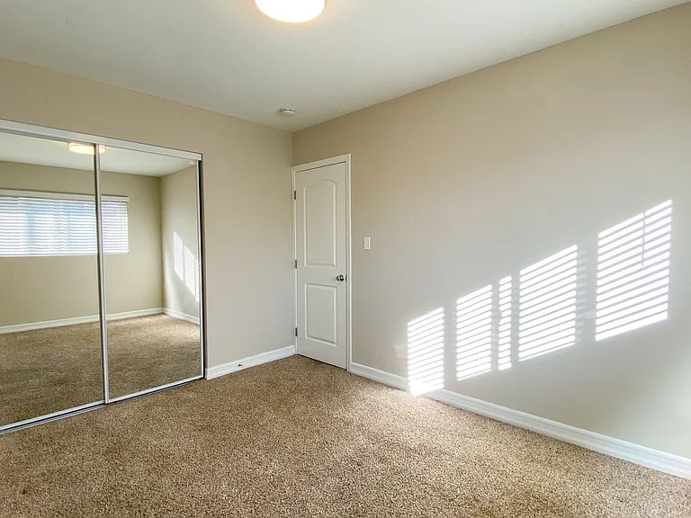 CG - Euclid Apartments — Photo 6