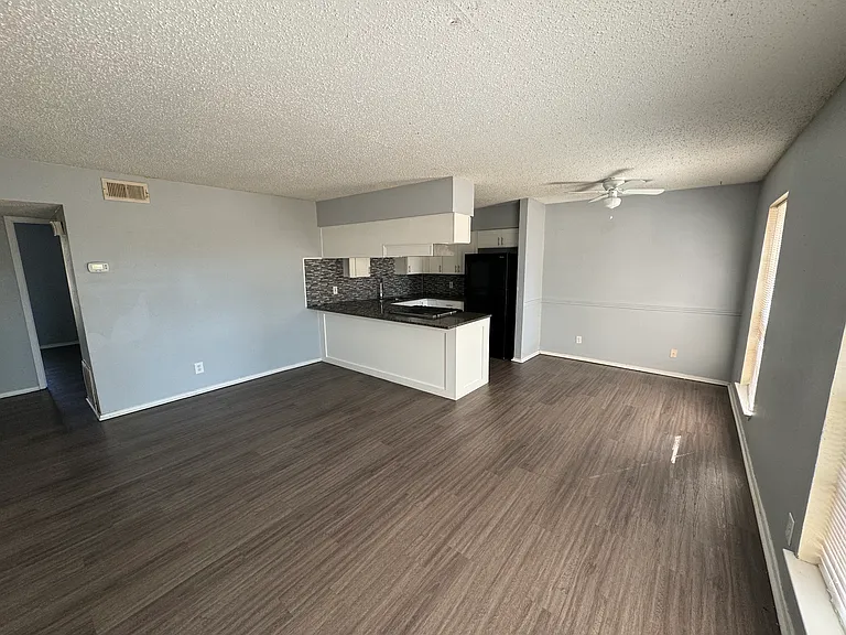 1104 NE 9th St #202 — Photo 7