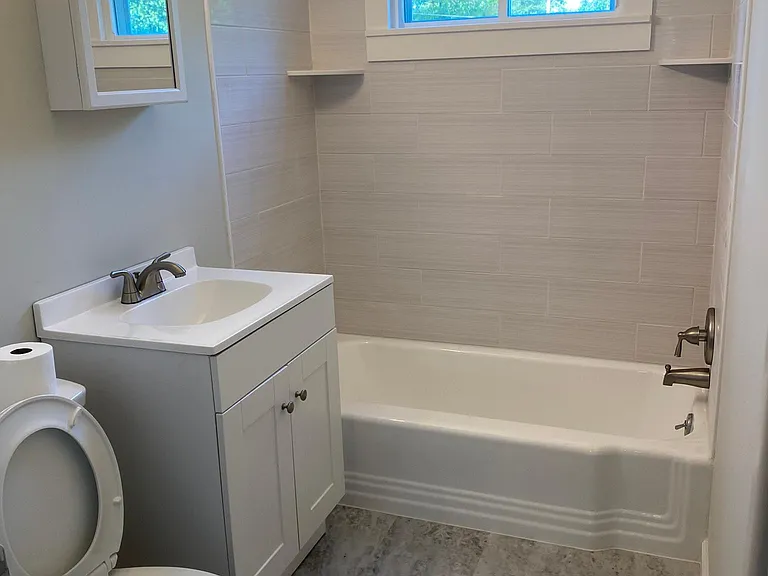 2851 Rossiter Ave — Photo 2