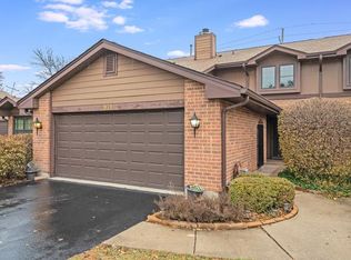 971 Brown Deer Dr, Westmont, IL