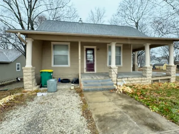 302 W Shawnee St, Paola, KS 66071