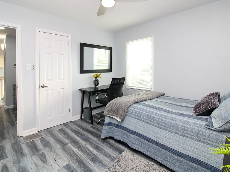 545 College St — Photo 14