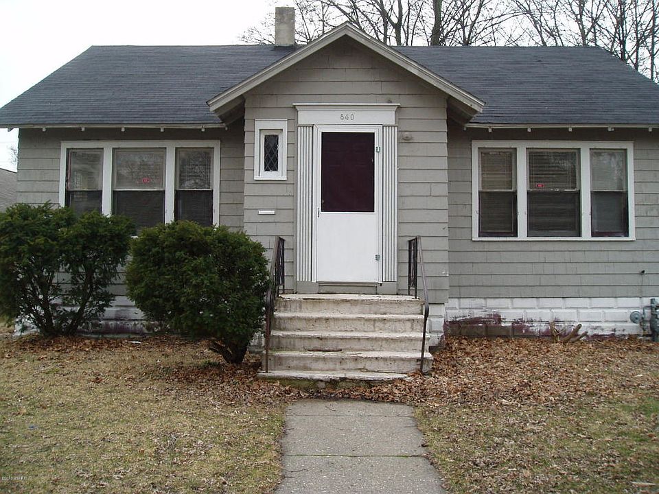 1st image of 840 Superior St