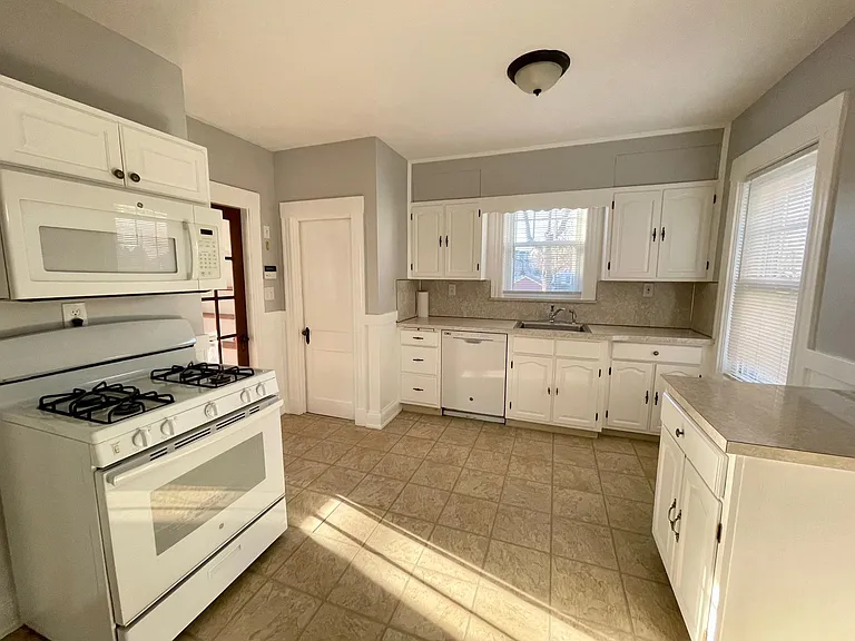131 Ashley St — Photo 6