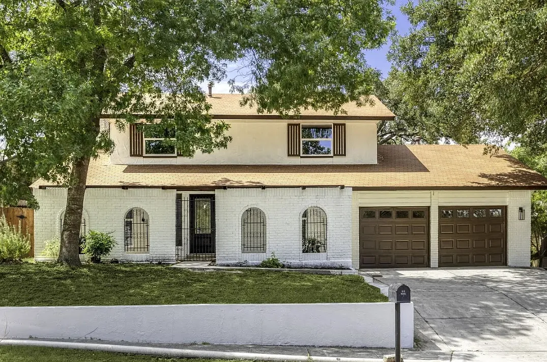 4 bed, $7,200 — Photo 1