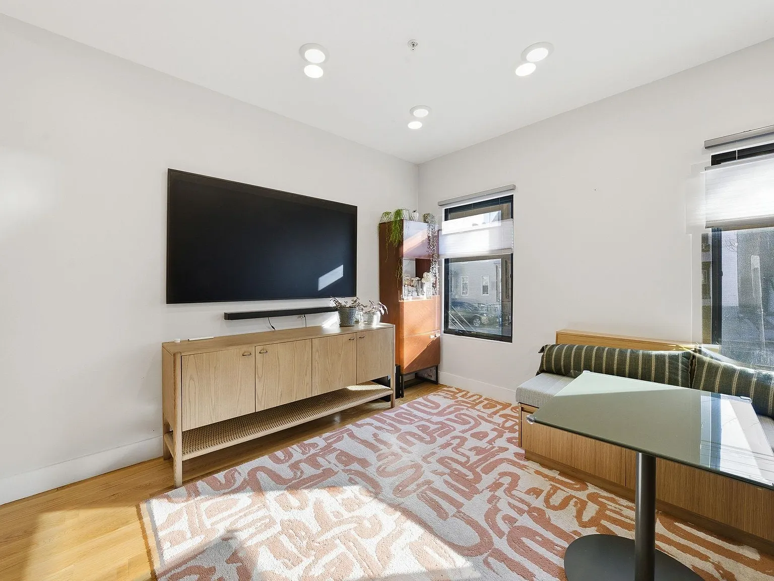 3 bed, 2.5 bath, 1500 sqft, $4,400 — Photo 2