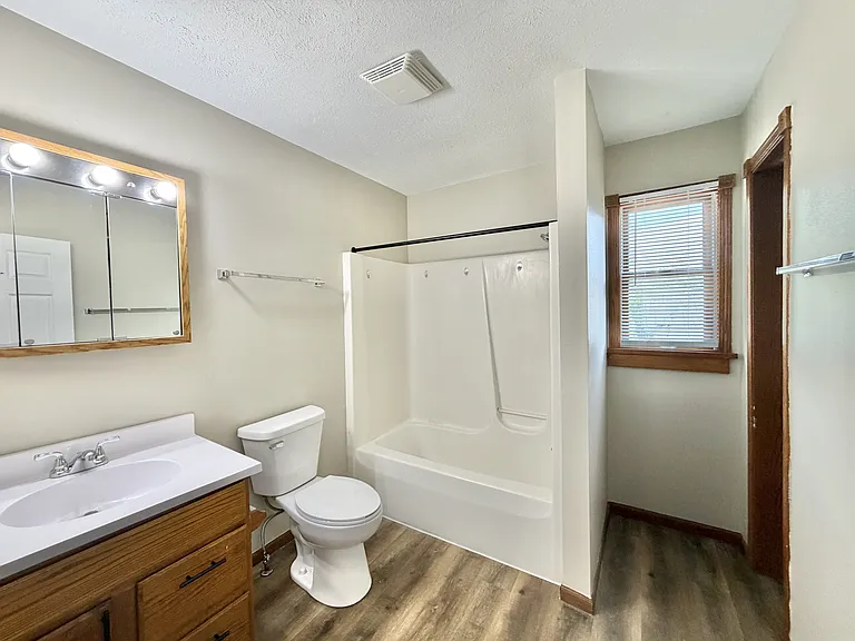 418 Caroline St N — Photo 14