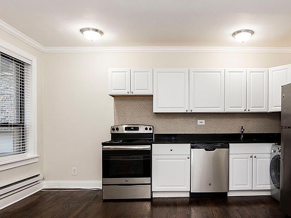 3rd image of 3343-3345 N Marshfield Ave #403