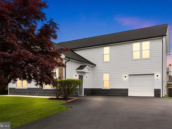 27 Leisure Ln, Levittown, PA 19054