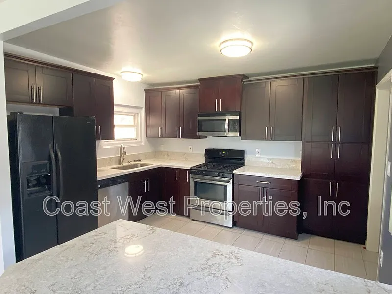 3 bed, 2.0 bath, 1200 sqft, $4,400 — Photo 3
