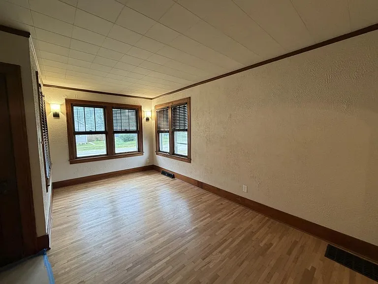 460 S Mazon St — Photo 12