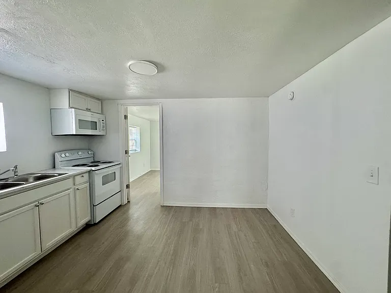 529 SE 15th St — Photo 9