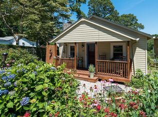 33 S Edgewood Rd, Niantic, CT 06357