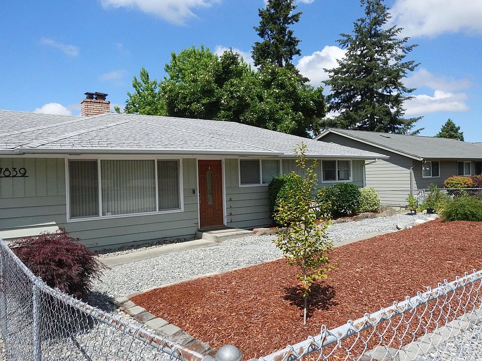 Fully-fenced front yard, maintenance-free