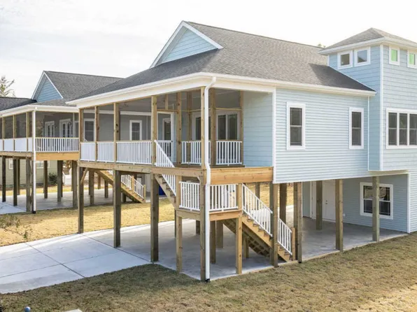 124 SW 3rd St, Oak Island, NC 28465