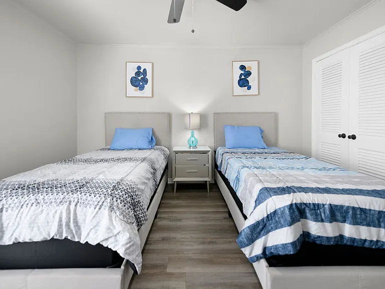 E Avenue J — Photo 16