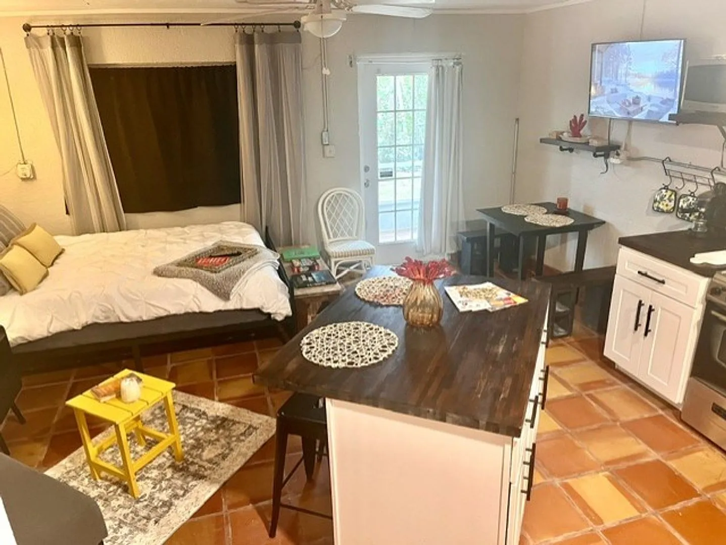 Ocean view, quaint 1 bedroom studio, boat slip. Available now!! — Photo 3