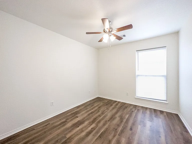 429 E El Paso St — Photo 11