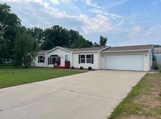 635 E Lockerbie St, Litchfield, MN 55355