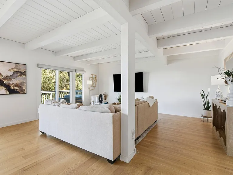 2323 Mastlands Dr — Photo 2