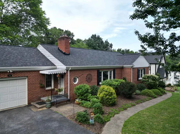 406 College Cir, Staunton, VA 24401