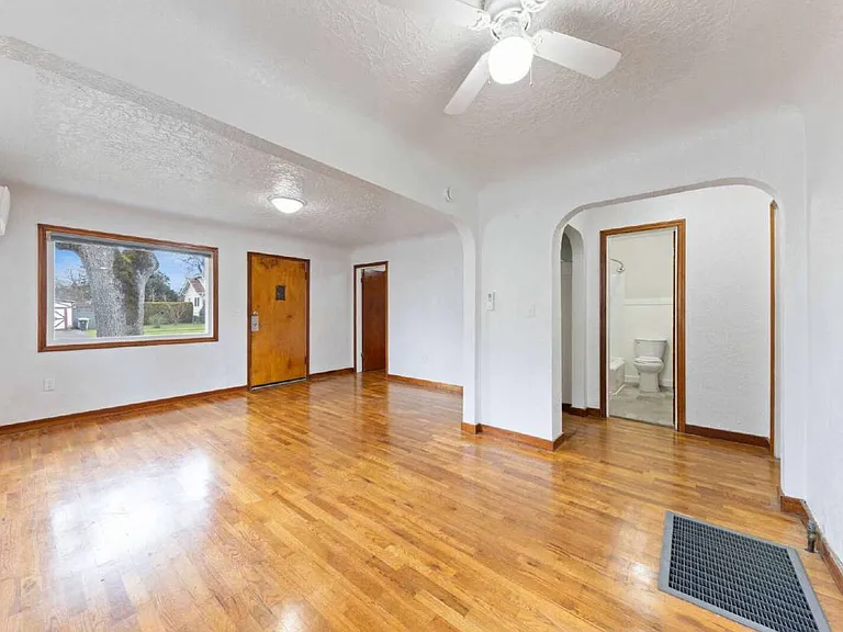 762 SW Levens St — Photo 7