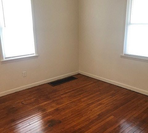 4th image of 934 Gilmore St