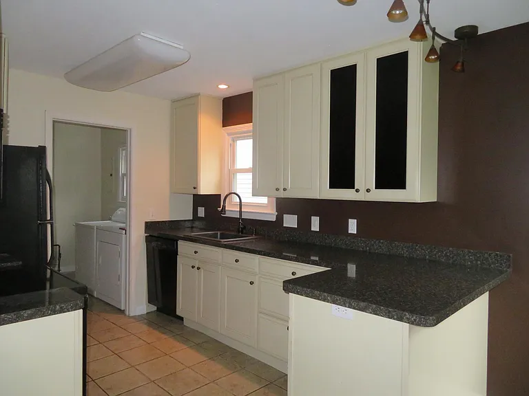 1327 Genesee Ave — Photo 17