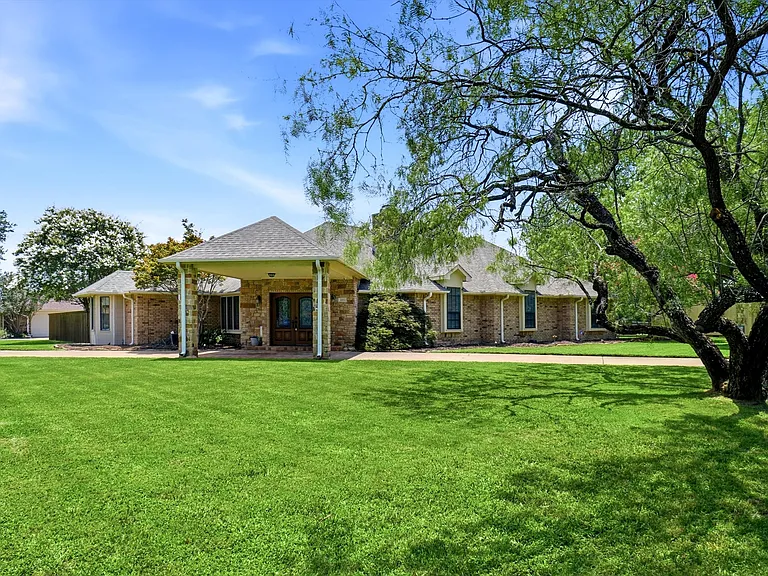 2412 Emerald Cir — Photo 1