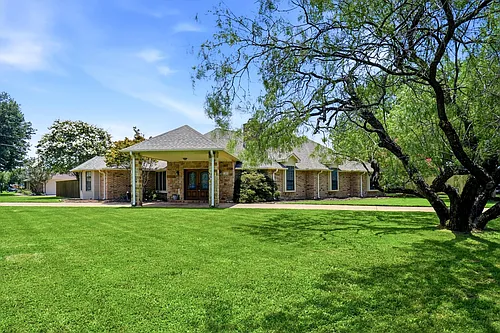 2412 Emerald Cir Photo 1