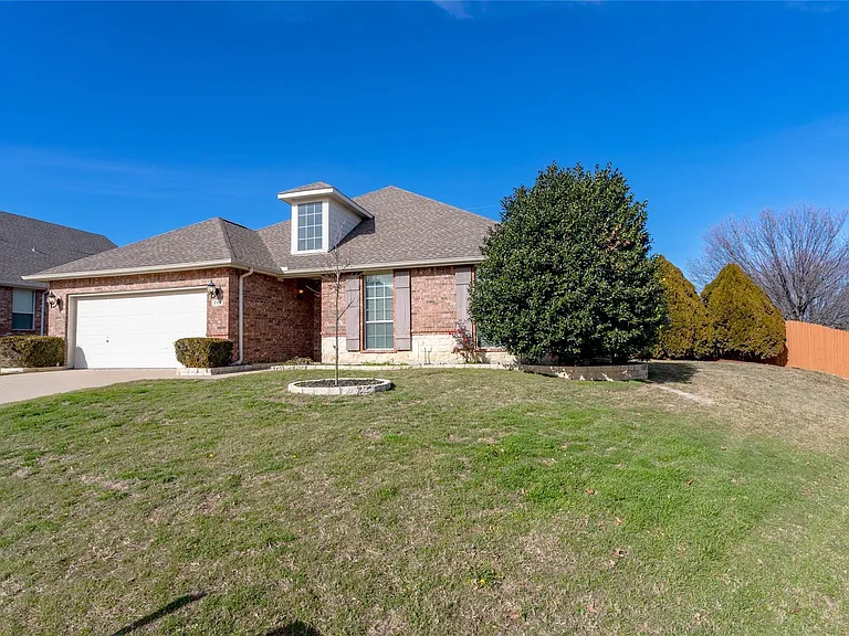 504 Connemara Ct — Photo 2