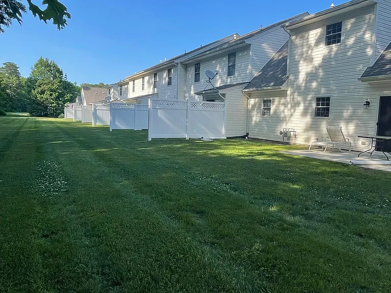 406 Lindenhurst Ct — Photo 27