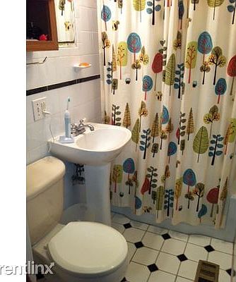 3rd image of 909 W Newport Ave