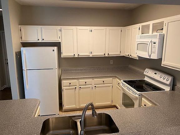 4th image of 3202 Selwyn Farms Ln APT 2