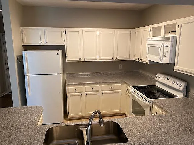 3202 Selwyn Farms Ln #2 — Photo 4
