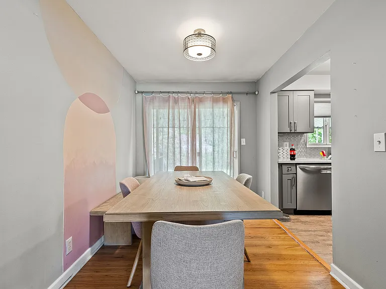 233 NE Holland St — Photo 11