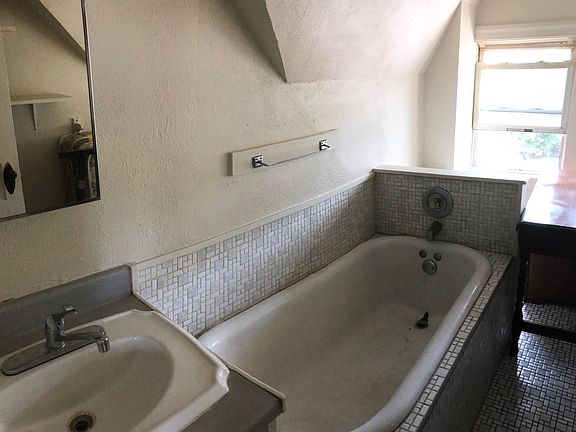 5th image of 330 W Lincoln Hwy APT 4
