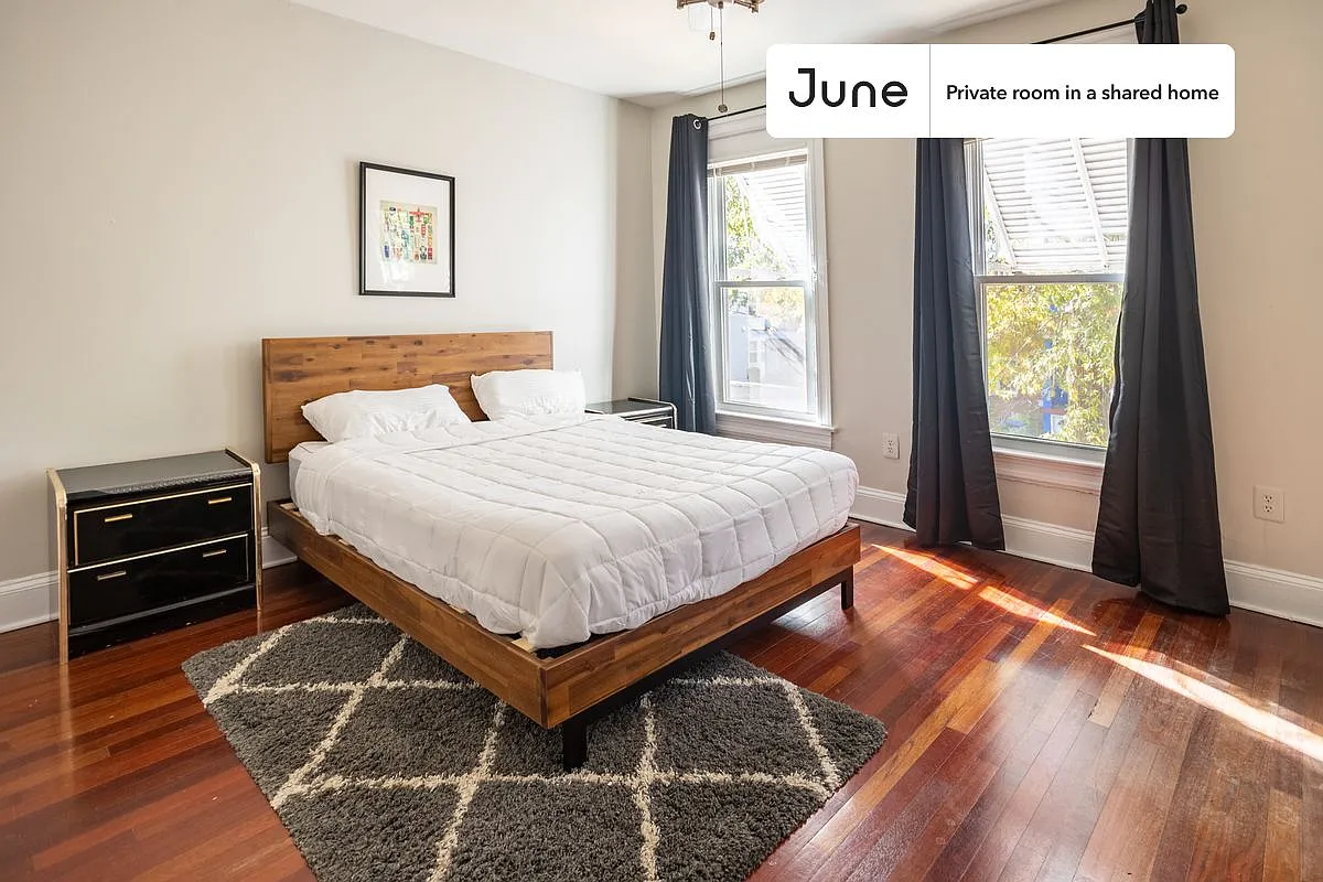 Queen bedroom in 3 bed/2.5 bath home in Trinidad #1567 C — Photo 1