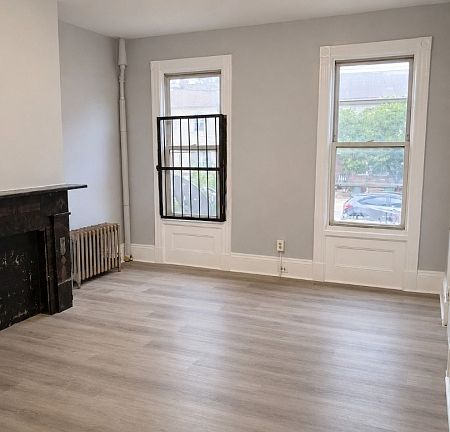 3rd image of 165 Pearl St