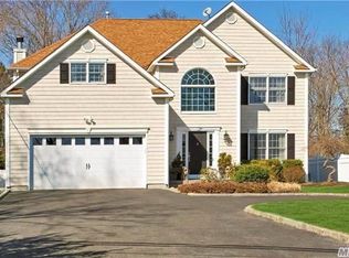 23 Greenlawn Rd, Huntington, NY 11743