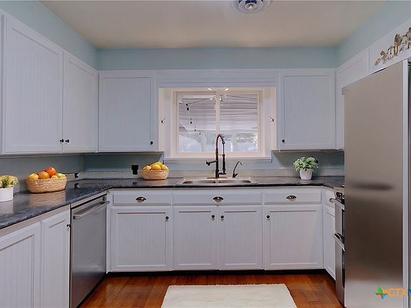 4th image of 983 Encino Dr