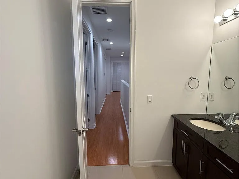 230 N G St — Photo 9